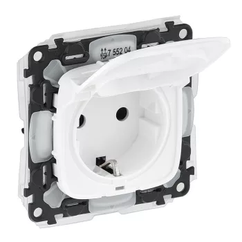   LEGRAND-755204 Valena Allure 2P+F csatlakozóaljzat biztonsági zsaluval, csapófedéllel, IP44 fehér