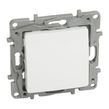 LEGRAND-764507 Niloé egypólusú nyomó 6A, NO-NC, fehér