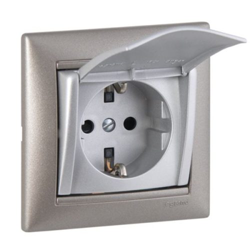 LEGRAND-770122 Valena 2P+F csatlakozóaljzat csapófedéllel alumínium