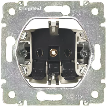   LEGRAND-774222 Valena 2P+F csatlakozóaljzat biztonsági zsaluval, rugós bekötéssel, fehér