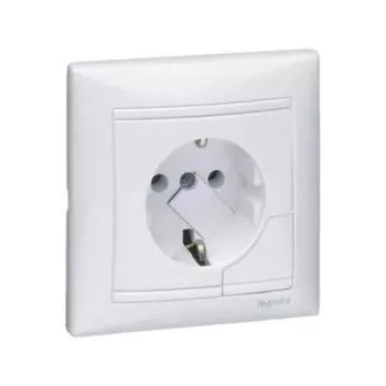   LEGRAND-774394 Valena 2P+F csatlakozóaljzat kiemelővel fehér