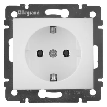   LEGRAND-774421 Valena 2P+F csatlakozóaljzat biztonsági zsaluval, fehér
