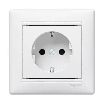   LEGRAND-774421 Valena 2P+F csatlakozóaljzat biztonsági zsaluval, fehér