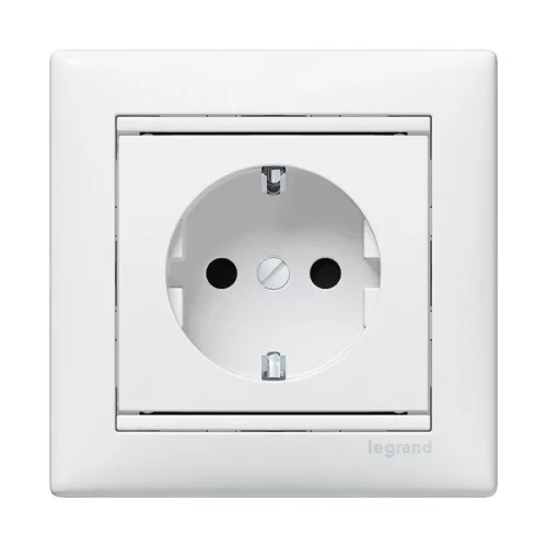 LEGRAND-774421 Valena 2P+F csatlakozóaljzat biztonsági zsaluval, fehér